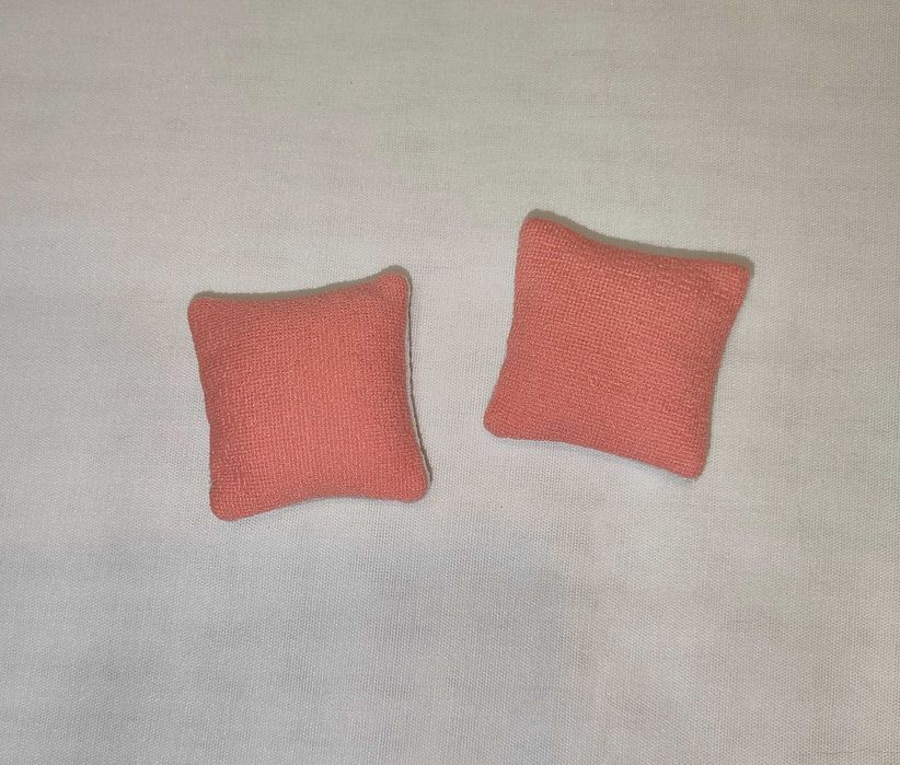 Poduszka Mini dla Lalek Dekoracyjna Dwukolorowa4,5x4,5cm Handmade 2szt