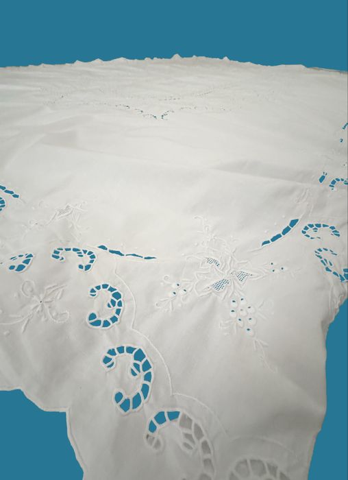 Toalha de Mesa Bordada em Algodão – 244 × 160 cm