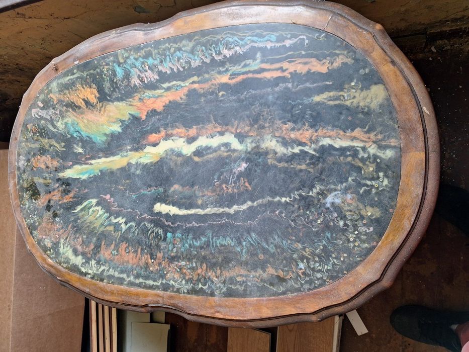 Ładne drewniany rzeźbiony stół