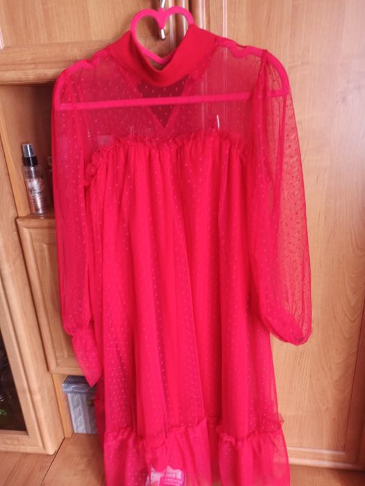 Czerwona tiulowa sukienka