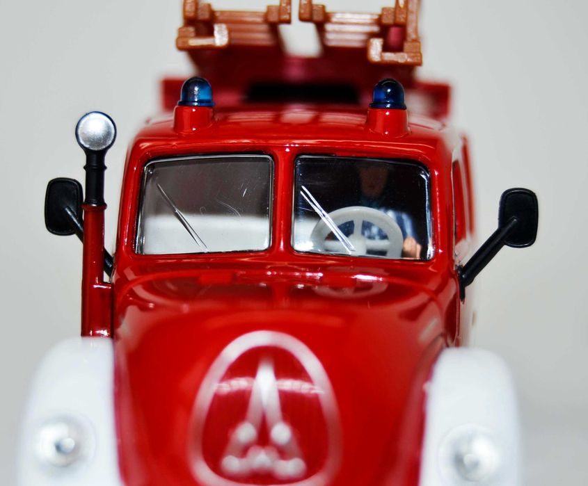 Carro miniatura de coleção 1:50