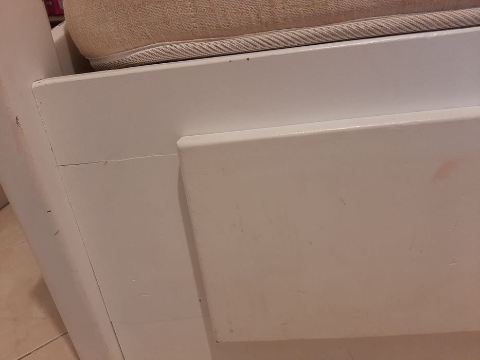 Duas camas individuais +escrivaninha