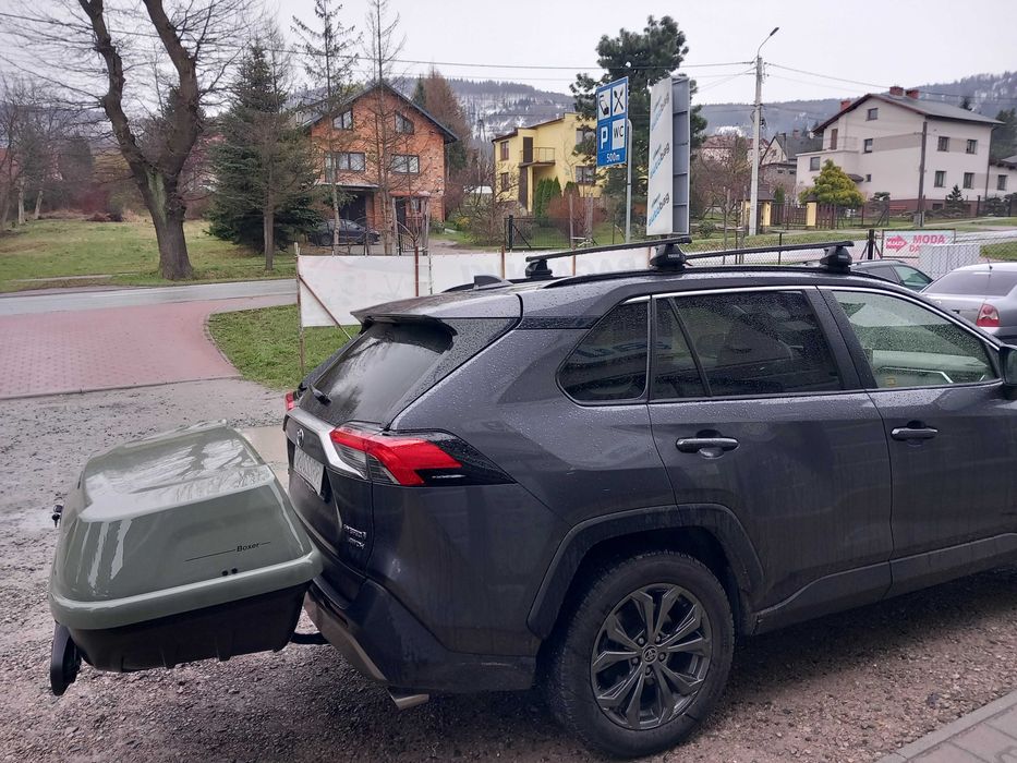 Box montowany na hak holowniczy  Hapro Boxer 420 L - mocny, solidny w kolorze oliwkowej zieleni. Odchylany - umożliwia dostęp do bagażnika samochodu