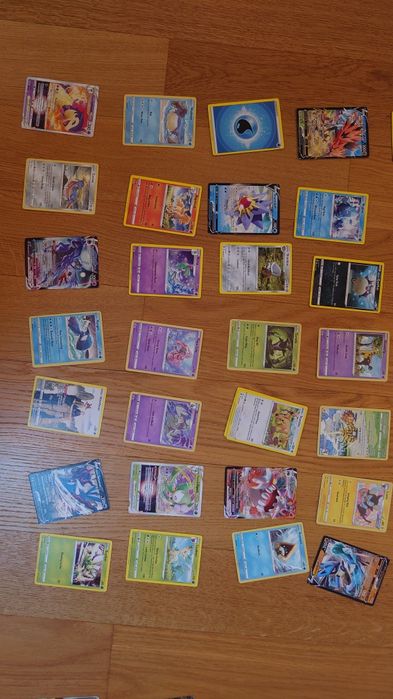130 kart pokemon i 2 pokeballe