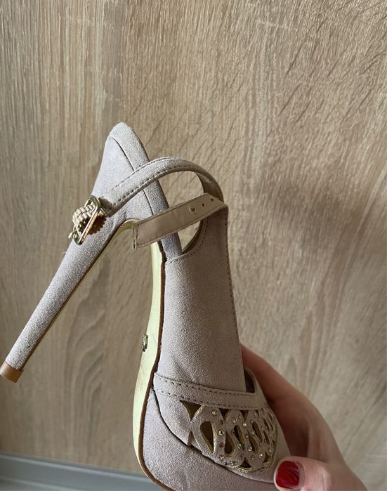 Туфлі, босоніжки