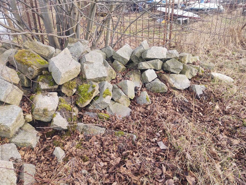 Granit łupany z rozbiórki placu