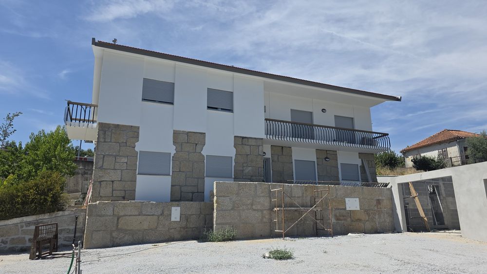 Apartamentos T2 e T3 novos com cozinha equipada e terreno exterior.