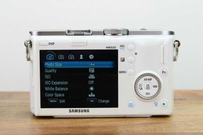 Corpo de câmara fotográfica Samsung NX100 em ótimo estado