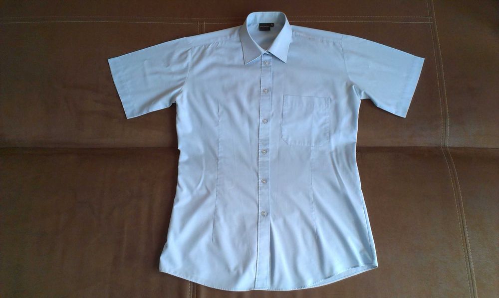 Błękitna koszula slim fit z krótkim rękawem.
