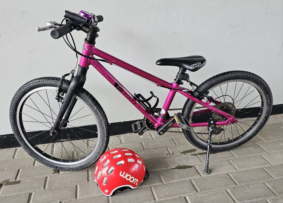 Fioletowy Kubikes 20L + kask Woom M
