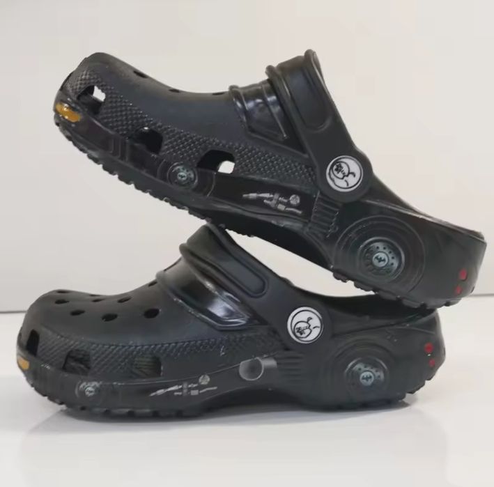 Batman ala Crocs, dla fana klapki Batmobil