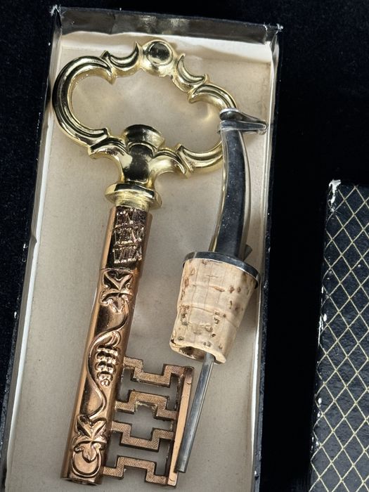 Otwieracz do wina w kształcie klucza plus lejek