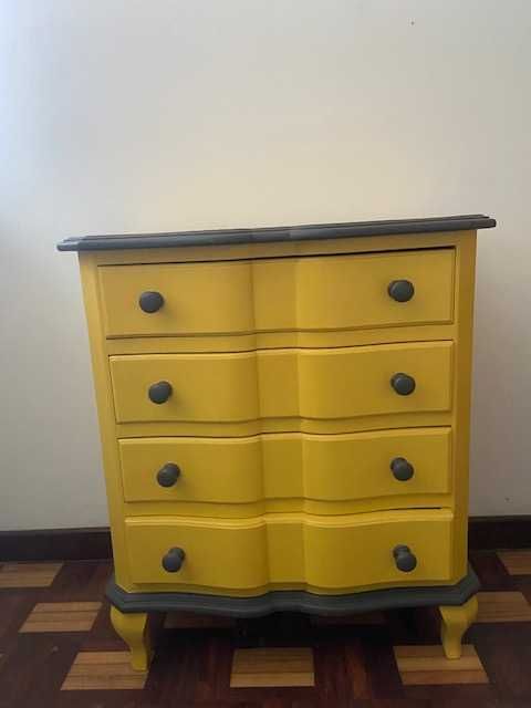 Vendo mesa de cabeceira cómoda obra de autor