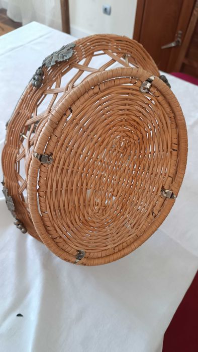 Cesto oval de verga e metal