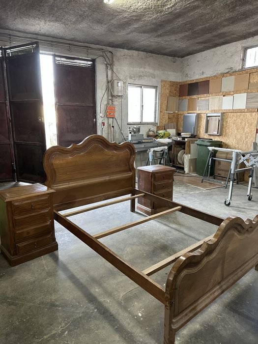 Cama e mesas de cabeceira madeira de castenho