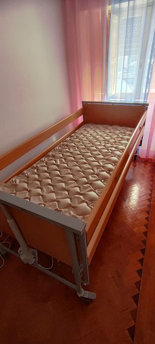 Cama articulada elétrica invacare