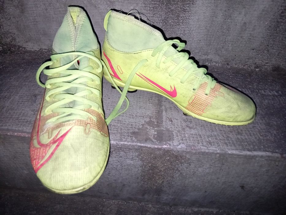 Chuteiras Nike em bom estado para fazer uns jogos.