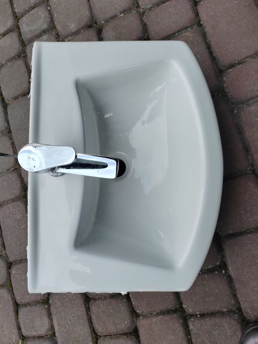 Umywalka z baterią łazienkowa
