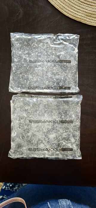 Gel frio em pacotes para refrigeração e congelação.