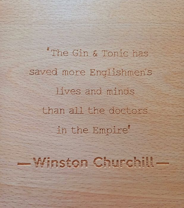 Deska do serwowania ginu z cytatem Churchill Gin & Tonic buk 19x17,5