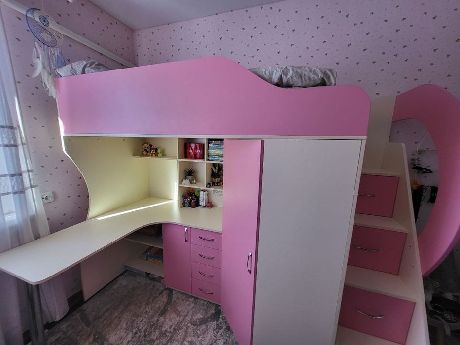 Ліжко Горище з столом та шафою