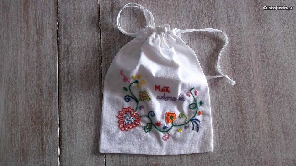 saco pequeno bordado à mão