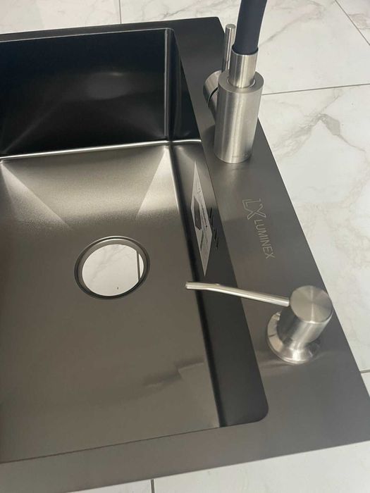 Кухонная мойка Luminex 6045 черная и смеситель для кухни черный гибкий