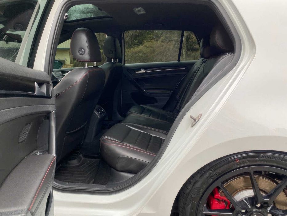 Volkswagen Golf GTI S 4-Door with Performance      2015