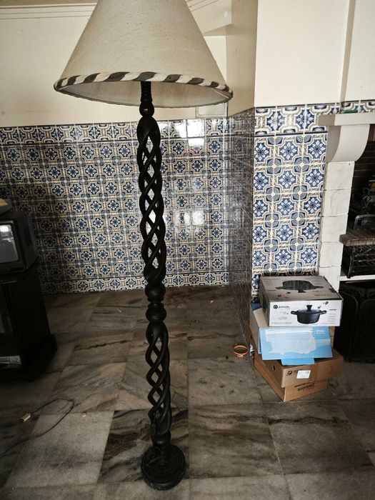 Candeeiro arte africana pau preto de  pé alto. Tem abajour.