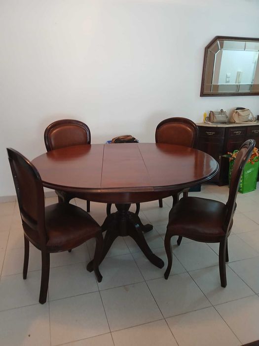 Mesa redonda extensivel classica e 4 cadeiras em pele