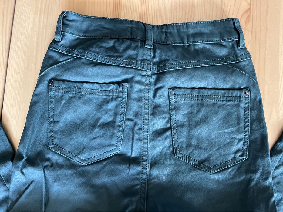 Spodnie Reserved woskowane, wyglądają na skórzane