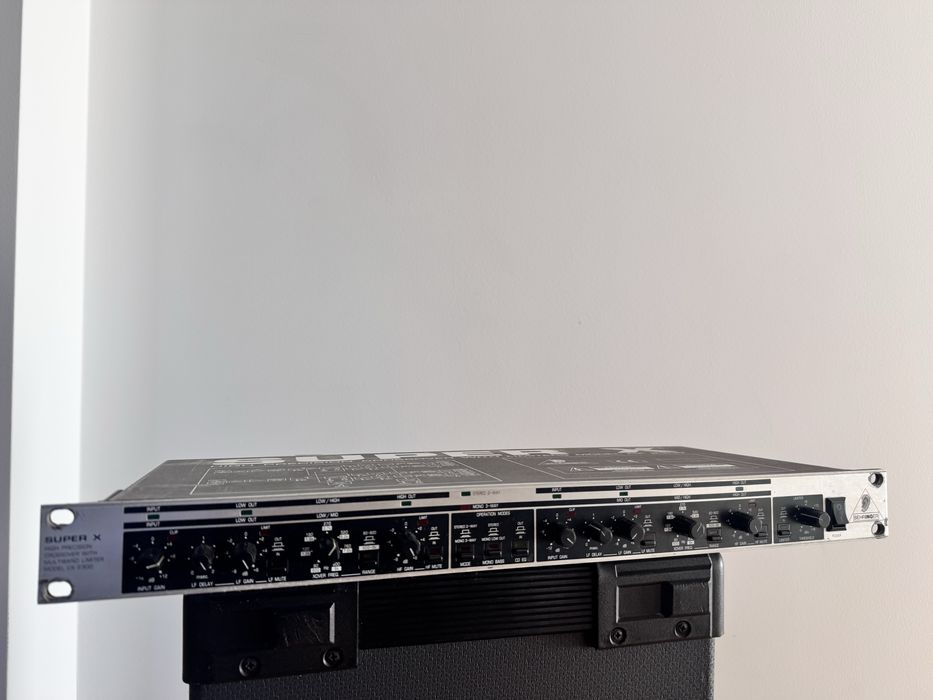 Crossover Behringer CX 2300