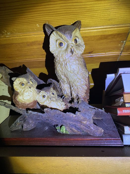 Escultura Decorativa de Corujas – Peça Detalhada – Bom Estado