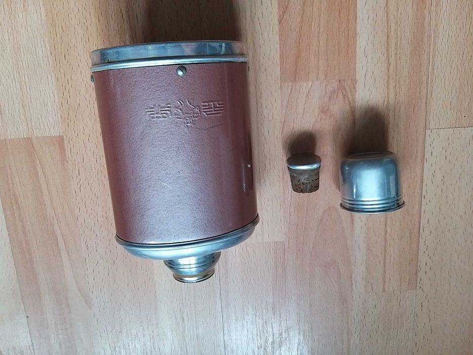 Mały termos manierka