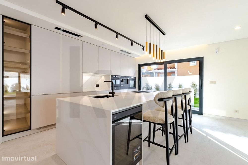 Moradia 4 suites, piscina aquecida e jardim para venda em Cascais