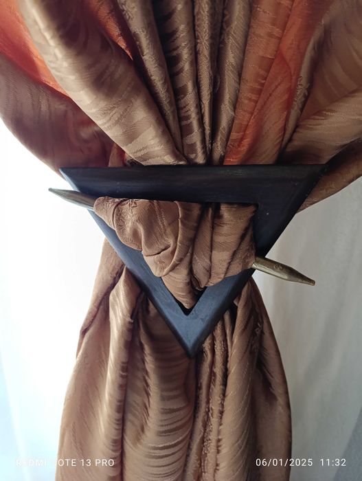 Triangulo Madeira c/travessão, para embrace de cortinas