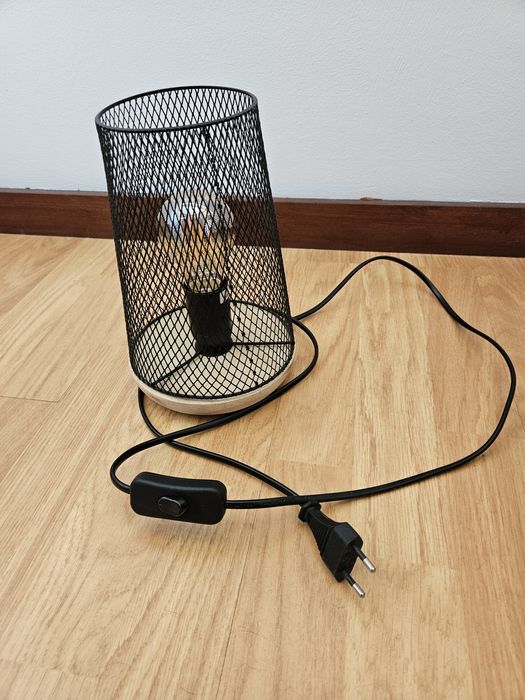 Candeeiro preto com base madeira