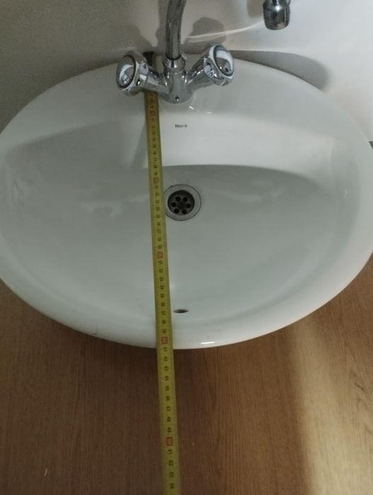 Umywalka biała z baterią i syfonem