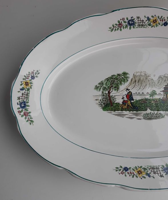 Travessa em faiança Portuguesa de grandes dimensões