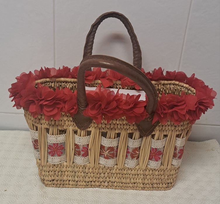 Cesta de Junco Artesanal  trançada com renda e flores - 2 alças em pele castanhas 
Altura   20cm 
Largura  28cm
Fundo 12cm