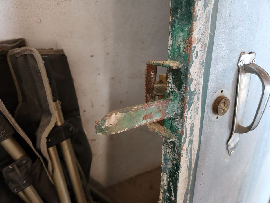 Porta galvanizada numa aldeia do Alandroal, freguesia de Terena.