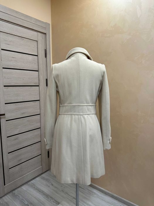 Продається світле пальто