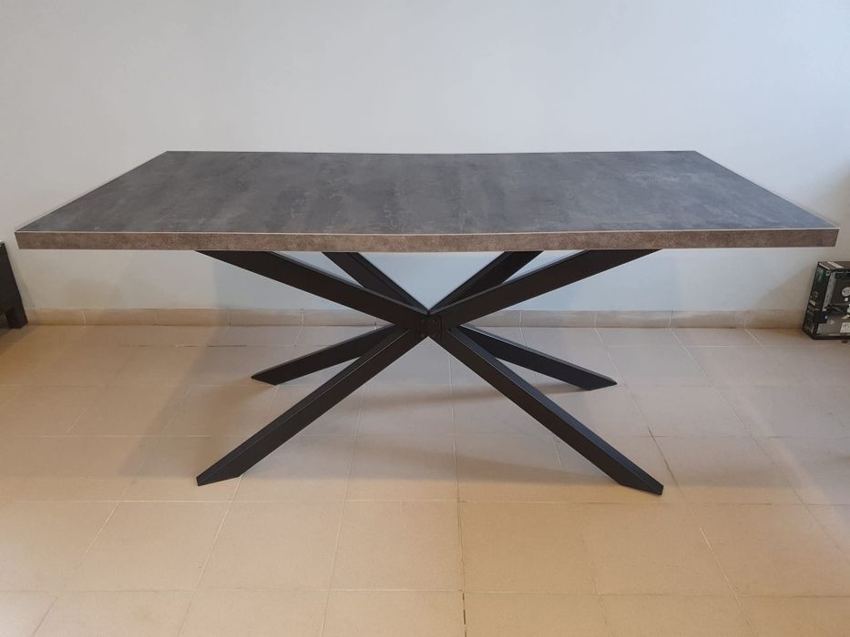 Stół Loft Pająk - blat w kolorze ciemny beton