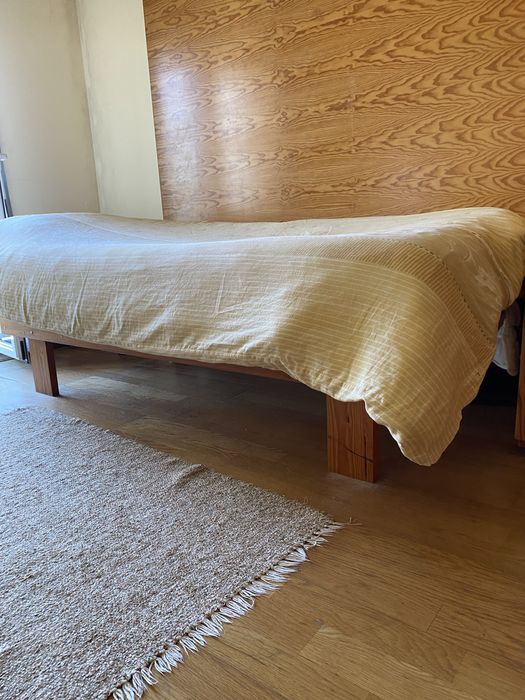 Cama de solteiro em madeira