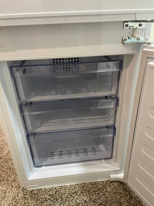 Frigorífico combinado Beko de encastrar, No Frost.