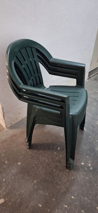 Três cadeiras verdes