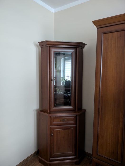 Szafka narożna z przeszkleniem