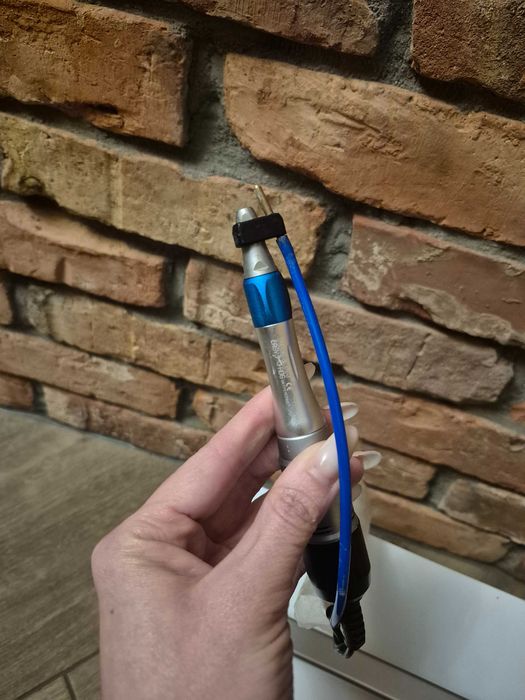 Frezarka podologiczna z pochłaniaczem i natryskiem