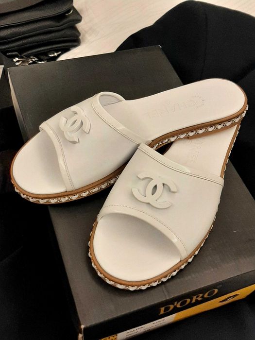 Klapki Chanel białe