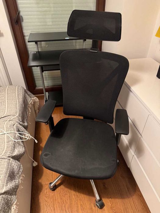 Biurko z ręczną regulacją wysokości + wygodne krzesło biurowe ZESTAW